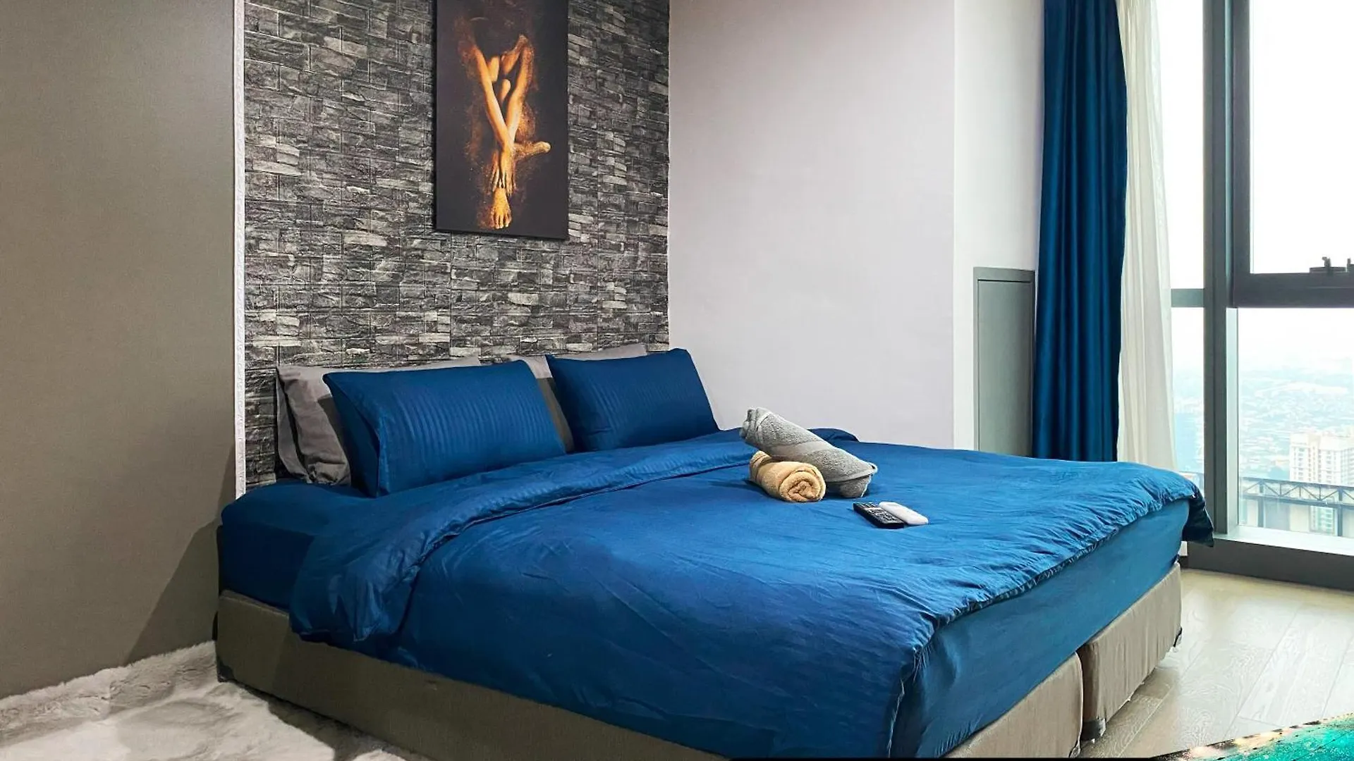 Aparthotel Century Spire Makati Makati City