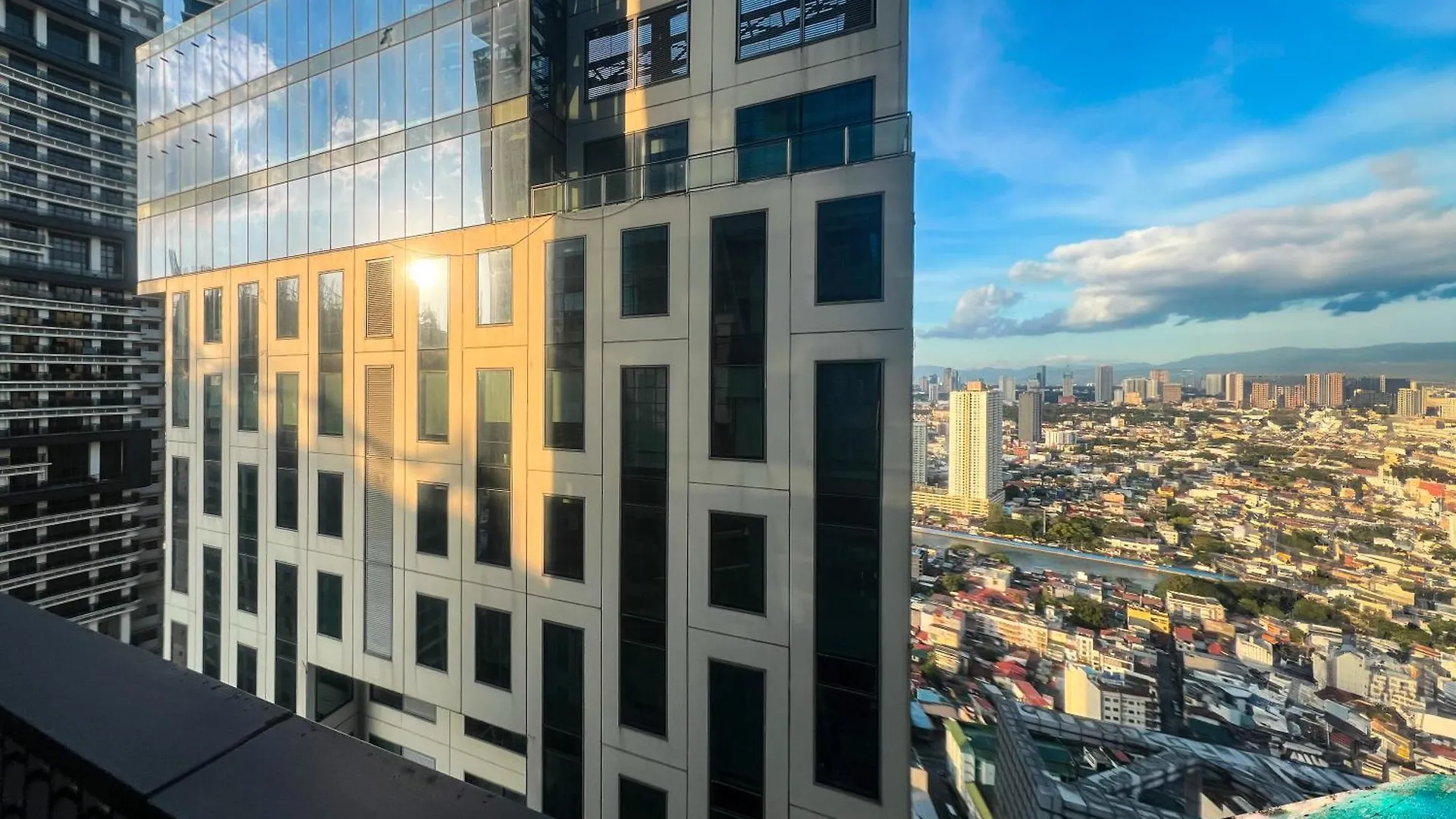 Aparthotel Century Spire Makati Makati City