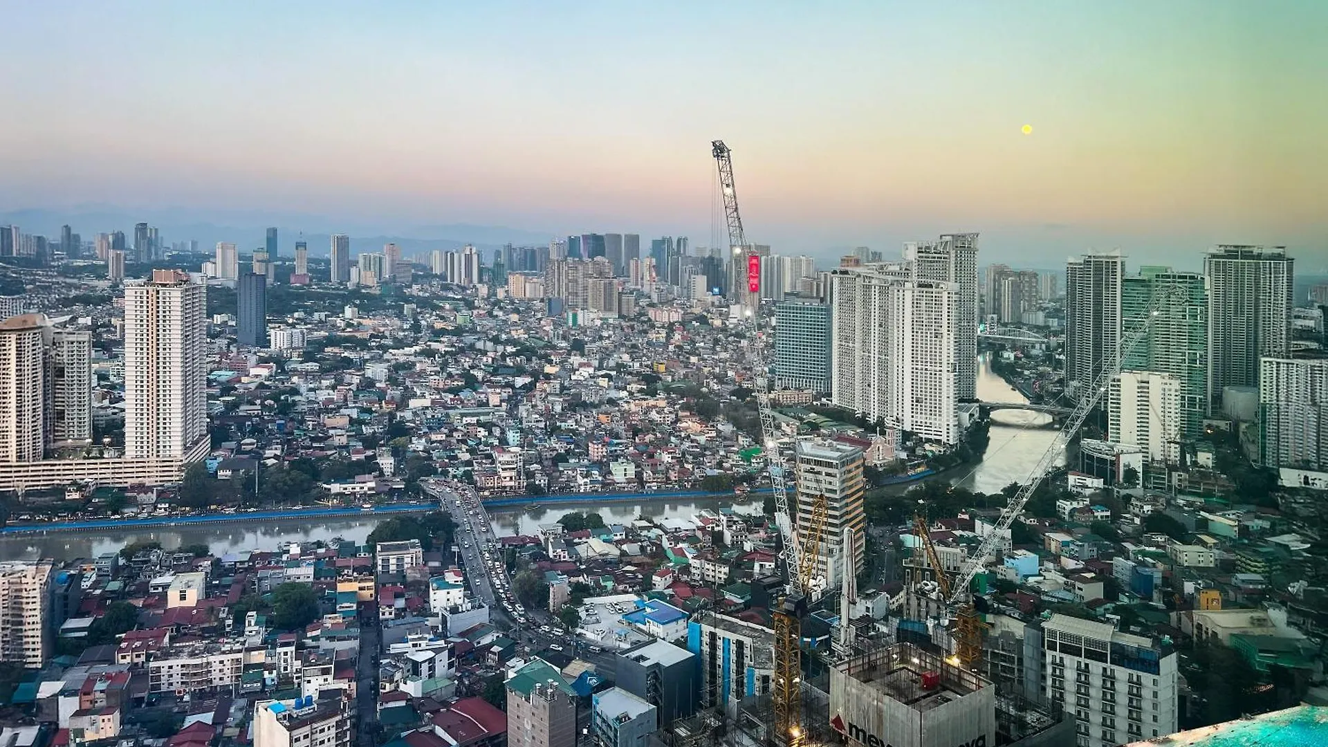 Aparthotel Century Spire Makati Makati City
