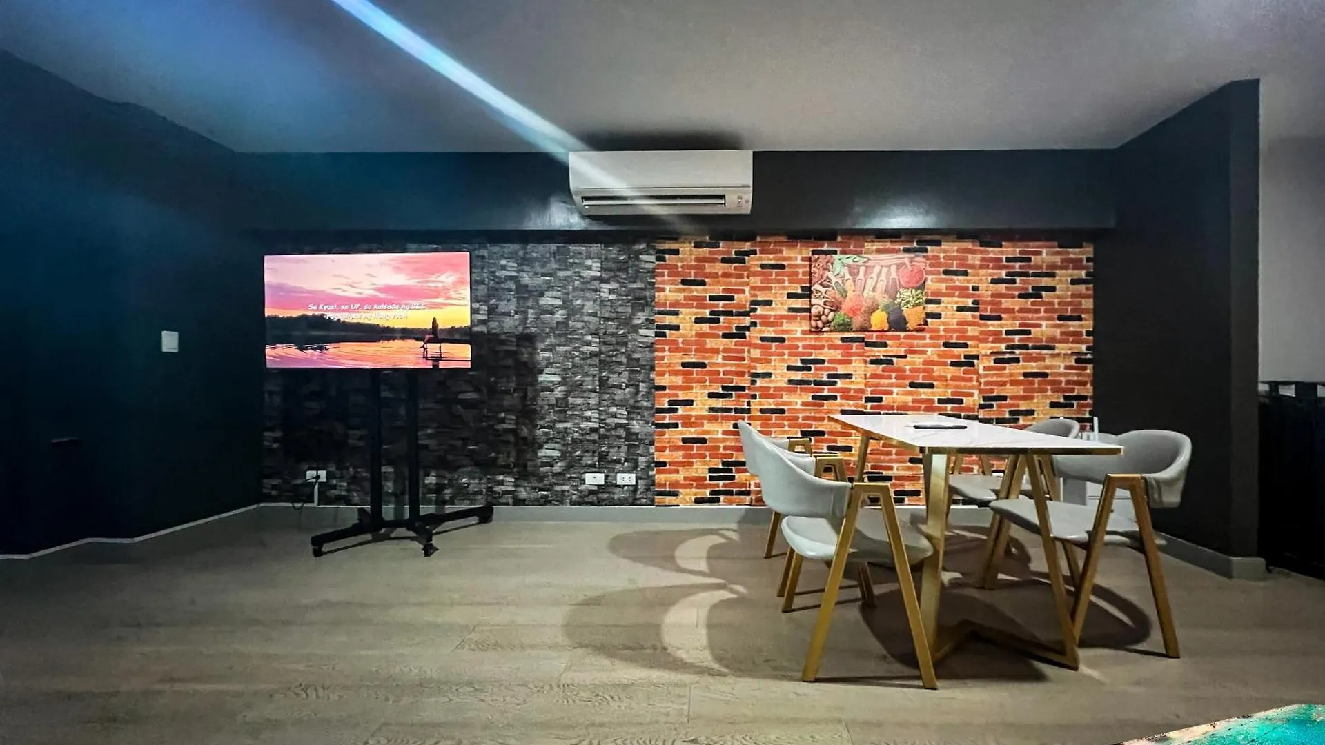 Aparthotel Century Spire Makati Makati City