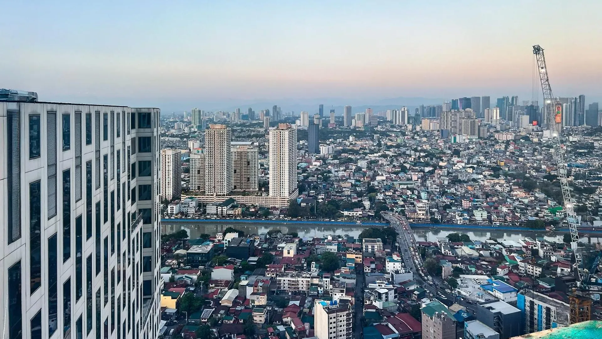 Aparthotel Century Spire Makati Makati City